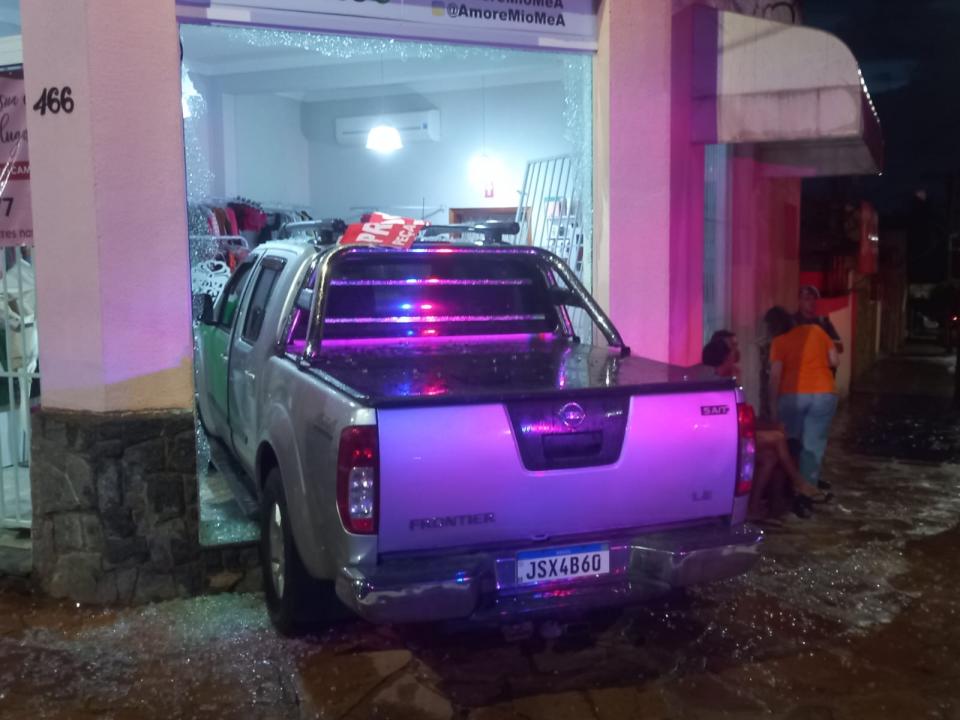 Foto 4 de 4 — Caminhonete invade loja após colisão em Araraquara